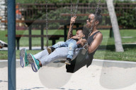 PEOPLE - Kelly Rowland spioelt mit Klein Titan im Park