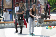 PEOPLE - Kelly Rowland spioelt mit Klein Titan im Park