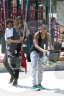 PEOPLE - Kelly Rowland spioelt mit Klein Titan im Park