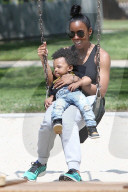 PEOPLE - Kelly Rowland spioelt mit Klein Titan im Park