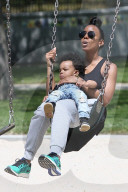 PEOPLE - Kelly Rowland spioelt mit Klein Titan im Park