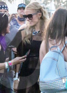 PEOPLE - Sportlich: Paris Hilton rennt über das Coachella Gelände