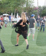 PEOPLE - Sportlich: Paris Hilton rennt über das Coachella Gelände