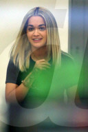 PEOPLE - Rita Ora hat die Haare schön