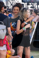 PEOPLE - Coachella Tag 2: Jaden Smith greift bei seinder Freundin heftig zu
