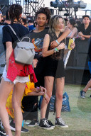 PEOPLE - Coachella Tag 2: Jaden Smith greift bei seinder Freundin heftig zu