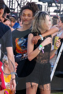 PEOPLE - Coachella Tag 2: Jaden Smith greift bei seinder Freundin heftig zu