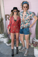 PEOPLE - Coachella Tag 2: Promis feiern an der Revolve Party