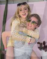 PEOPLE - Coachella Tag 2: Promis feiern an der Revolve Party