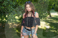 PEOPLE - Coachella Tag 2: Promis feiern an der Revolve Party