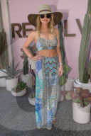 PEOPLE - Coachella Tag 2: Promis feiern an der Revolve Party