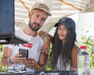 PEOPLE - Coachella Tag 2: Promis feiern an der Revolve Party