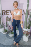 PEOPLE - Coachella Tag 2: Promis feiern an der Revolve Party