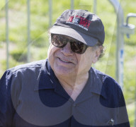 PEOPLE - Danny DeVito unterstützt Präsidentschaftskandidat Bernie Sanders