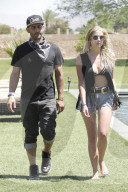 PEOPLE - Ashley Benson zeigt viel Haut am Coachella Festival
