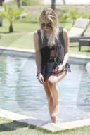 PEOPLE - Ashley Benson zeigt viel Haut am Coachella Festival