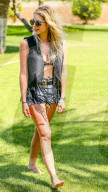 PEOPLE - Ashley Benson zeigt viel Haut am Coachella Festival