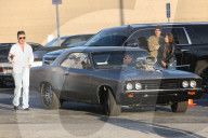 PEOPLE - Simon Cowell im Elvis-Look auf dem Weg zu "America's Got Talent"