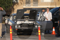 PEOPLE - Simon Cowell im Elvis-Look auf dem Weg zu "America's Got Talent"