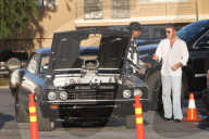 PEOPLE - Simon Cowell im Elvis-Look auf dem Weg zu "America's Got Talent"