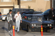 PEOPLE - Simon Cowell im Elvis-Look auf dem Weg zu "America's Got Talent"