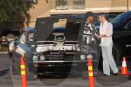 PEOPLE - Simon Cowell im Elvis-Look auf dem Weg zu "America's Got Talent"