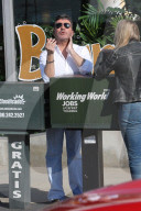 PEOPLE - Simon Cowell im Elvis-Look auf dem Weg zu "America's Got Talent"