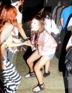PEOPLE - Bella Thorne feiert ausgelassen am Coachella
