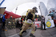 FEATURE - Einsatz bis zur Erschöpfung am "Firefighter Stairrun" in Berlin