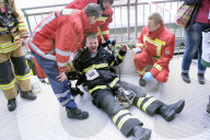 FEATURE - Einsatz bis zur Erschöpfung am "Firefighter Stairrun" in Berlin