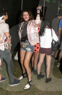 PEOPLE - Bella Thorne feiert ausgelassen am Coachella