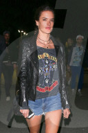 PEOPLE - Alessandra Ambrosio in Beverly Hills unterwegs