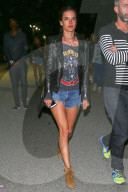 PEOPLE - Alessandra Ambrosio in Beverly Hills unterwegs
