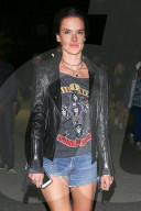 PEOPLE - Alessandra Ambrosio in Beverly Hills unterwegs