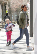 PEOPLE - Bethenny Frankel mit Klein Brynn in New York unterwegs
