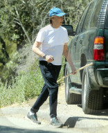 PEOPLE - Paul McCartney walkt durch die Hills