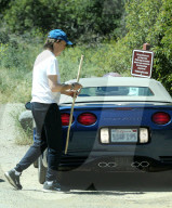 PEOPLE - Paul McCartney walkt durch die Hills