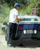 PEOPLE - Paul McCartney walkt durch die Hills