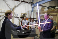 PEOPLE - Prinzen Kampf: Harry und William spielen Star Wars