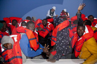 NEWS - Mittelmeer: Die Gruppe SOS Mediterranee rettet Boots-Flüchtlinge