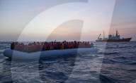 NEWS - Mittelmeer: Die Gruppe SOS Mediterranee rettet Boots-Flüchtlinge