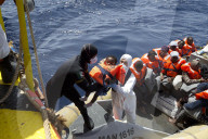 NEWS - Mittelmeer: Die Gruppe SOS Mediterranee rettet Boots-Flüchtlinge