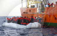NEWS - Mittelmeer: Die Gruppe SOS Mediterranee rettet Boots-Flüchtlinge