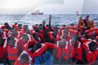 NEWS - Mittelmeer: Die Gruppe SOS Mediterranee rettet Boots-Flüchtlinge