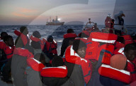 NEWS - Mittelmeer: Die Gruppe SOS Mediterranee rettet Boots-Flüchtlinge