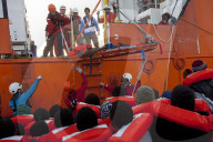 NEWS - Mittelmeer: Die Gruppe SOS Mediterranee rettet Boots-Flüchtlinge
