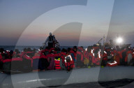 NEWS - Mittelmeer: Die Gruppe SOS Mediterranee rettet Boots-Flüchtlinge
