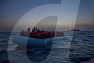 NEWS - Mittelmeer: Die Gruppe SOS Mediterranee rettet Boots-Flüchtlinge