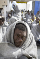 NEWS - Mittelmeer: Die Gruppe SOS Mediterranee rettet Boots-Flüchtlinge