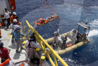 NEWS - Mittelmeer: Die Gruppe SOS Mediterranee rettet Boots-Flüchtlinge